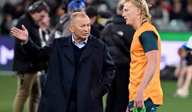 Joe Schmidt sufre un golpe en el cuerpo cuando el creador de juego de los Wallabies hace un movimiento explosivo a la liga de rugby, pero otro se compromete
