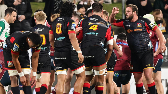La clase magistral de Damian McKenzie ve a los Chiefs reservar un lugar en las semifinales con una victoria unilateral sobre los Rojos